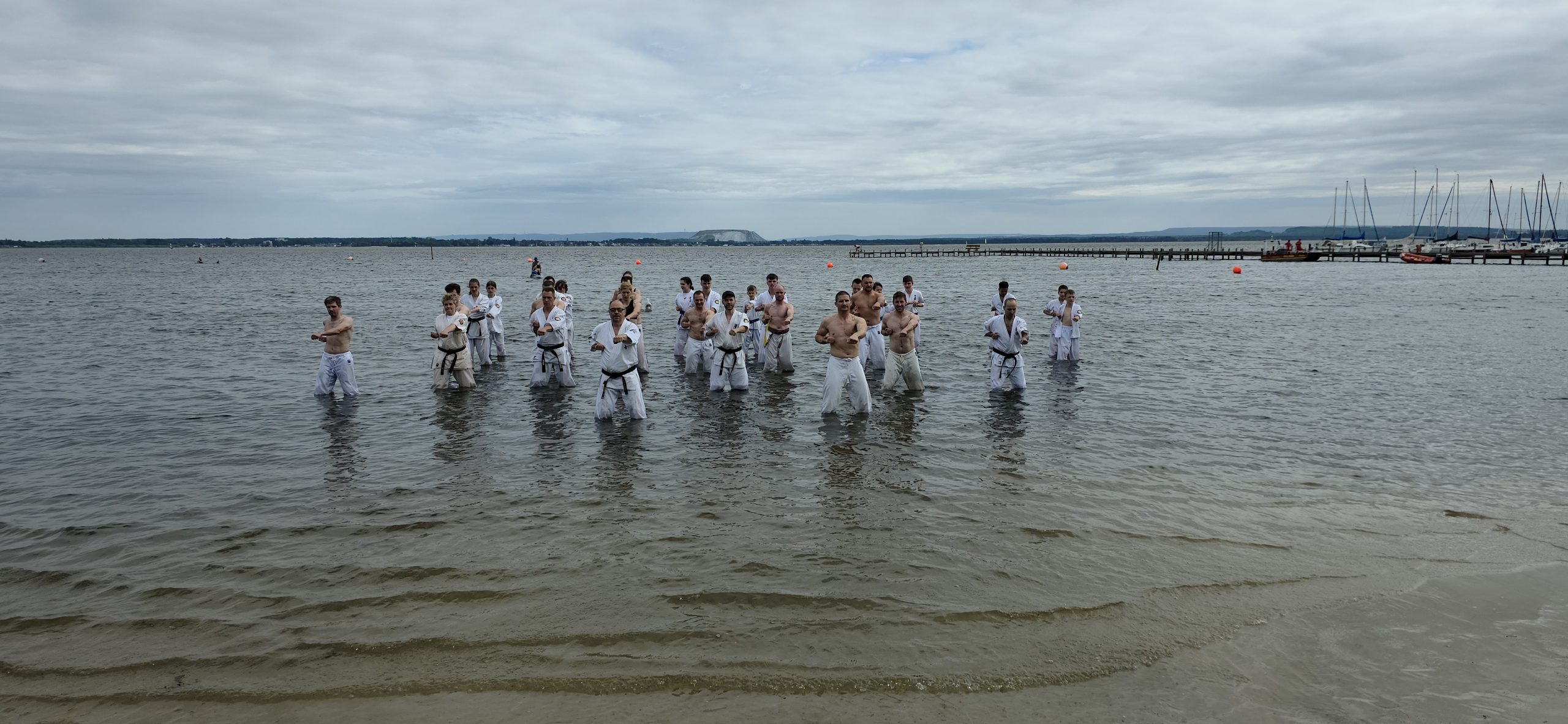 Karateka erobern Weiße Düne